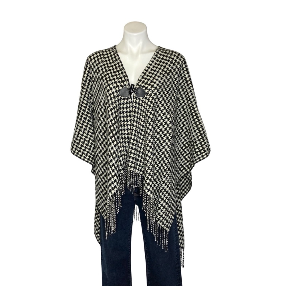 STEVE MADDEN Poncho Wrap Houndstooth Ruana Fringe Black White NWT One Size